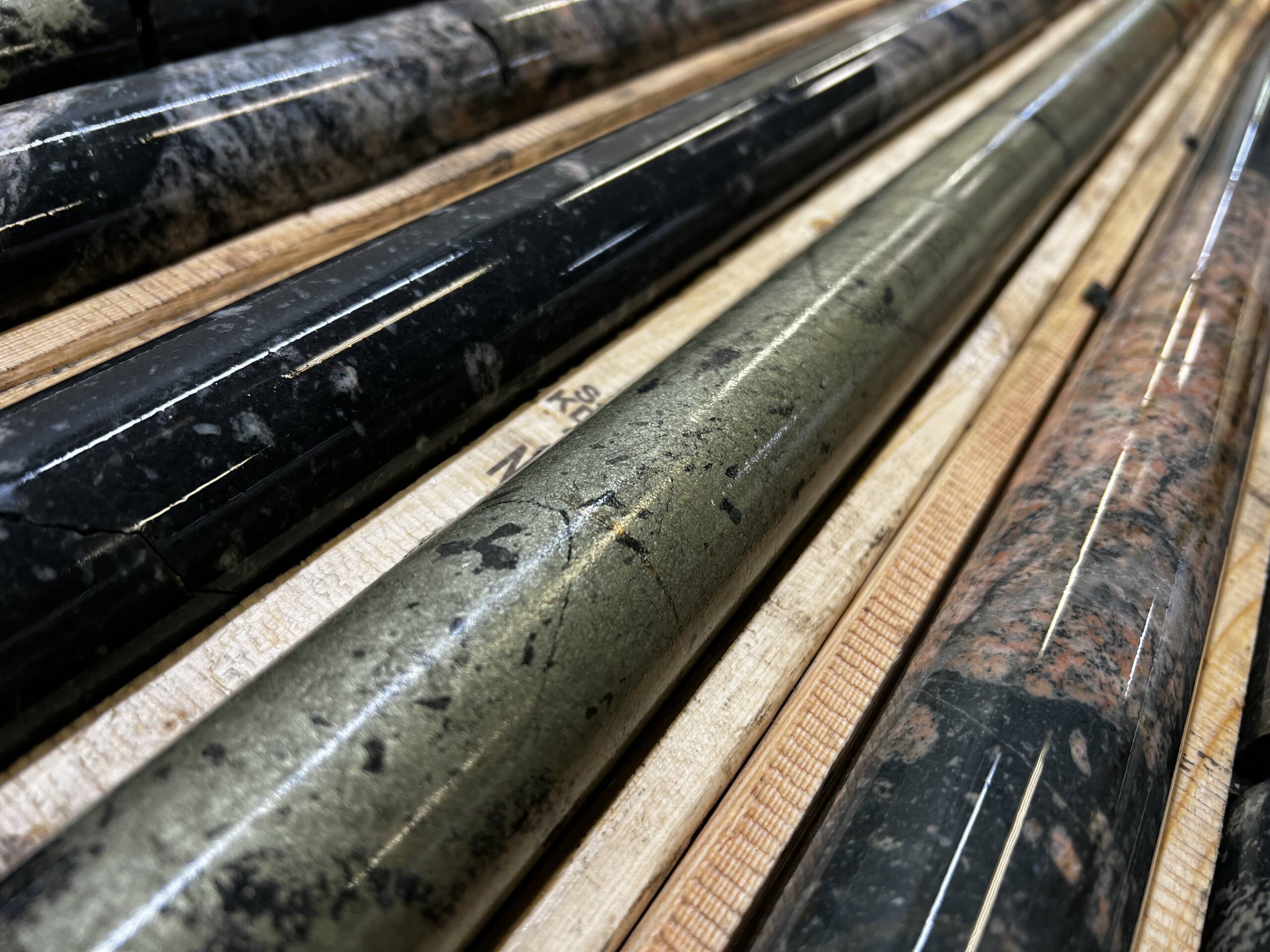 Minaページ Magna Mining Announces Additional Footwall Drill Results from the